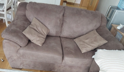 Prodajem trosjed i dvosjed. Trosjed je sa mehanizmom. Malo koristeni, garnitura je kao nova.