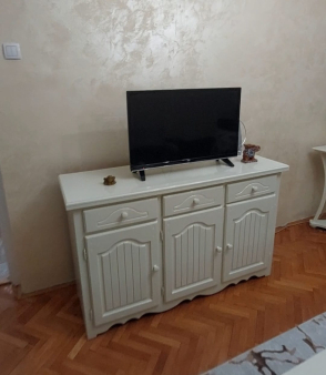 Prodajem TV komodu, dvosjed i fotelju