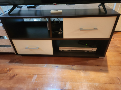 Prodajem tv komodu i ormar.