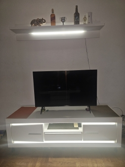 Prodajem TV komodu sa gornjim elementom zbog selidbe