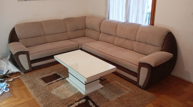 Prodajem ugaonu garnituru zbog selidbe, ocuvana. Ima kasetu za posteljinu i razvlači se.