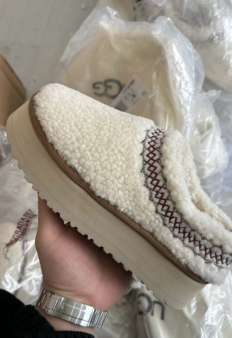 Prodajem Ugg čizme i pape