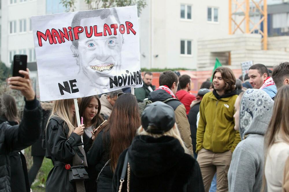 Protest ispred sjedišta Informera u Beogradu, tražili izvinjenje Vučićevića zbog izjave "16 šatro žrtava"