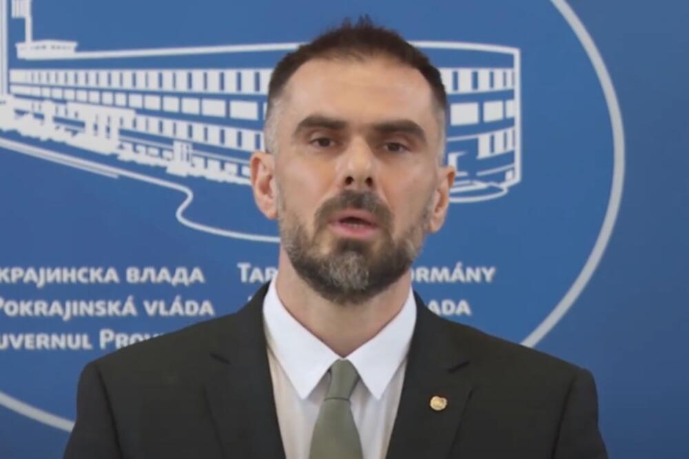 Protest ispred zgrade u kojoj gradonačelnik Novog Sada navodno "ima jedan od stanova": Okupljeni uzvikivali "pumpaj"...