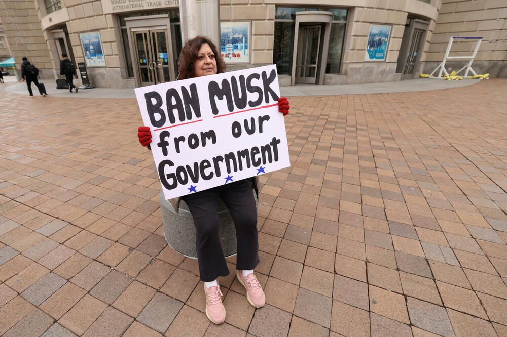 Protesti na američkom kapitolu zbog USAID-a, demonstranti se svađaju sa poslanicima demokrata