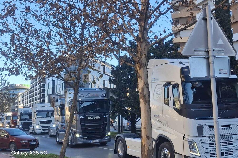 Protestna vožnja kamionžija kroz Podgoricu: Spajiću obećali i štrajk, ako im se ne izađe u susret