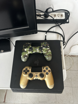 Ps4 slim + 2 džojstika (GTA 5 + Uncharted 4)