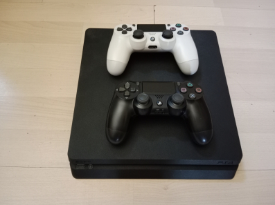 PS4 slim.