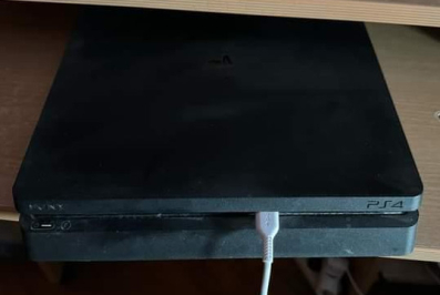 PS4 Slim 1TB sa 2 dzojstika