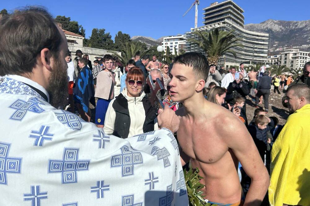 Radić u Budvi prvi do Bogojavljenskog krsta