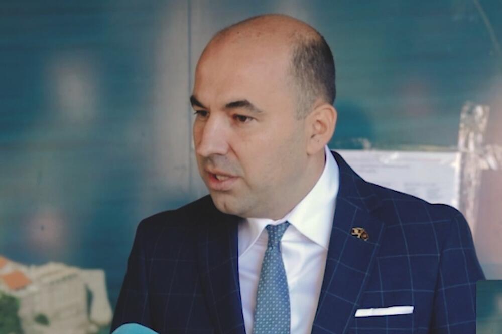 Rađenović: URA će inicirati formiranje anektnog odbora, koji bi se bavio Svetim Stefanom i Miločerskim parkom