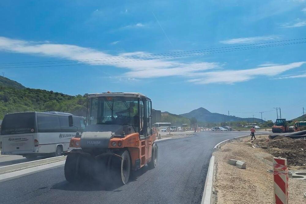 Radulović: Bulevar Tivat-Jaz biće u potpunosti pod asfaltom do početka ljetnje turističke sezone
