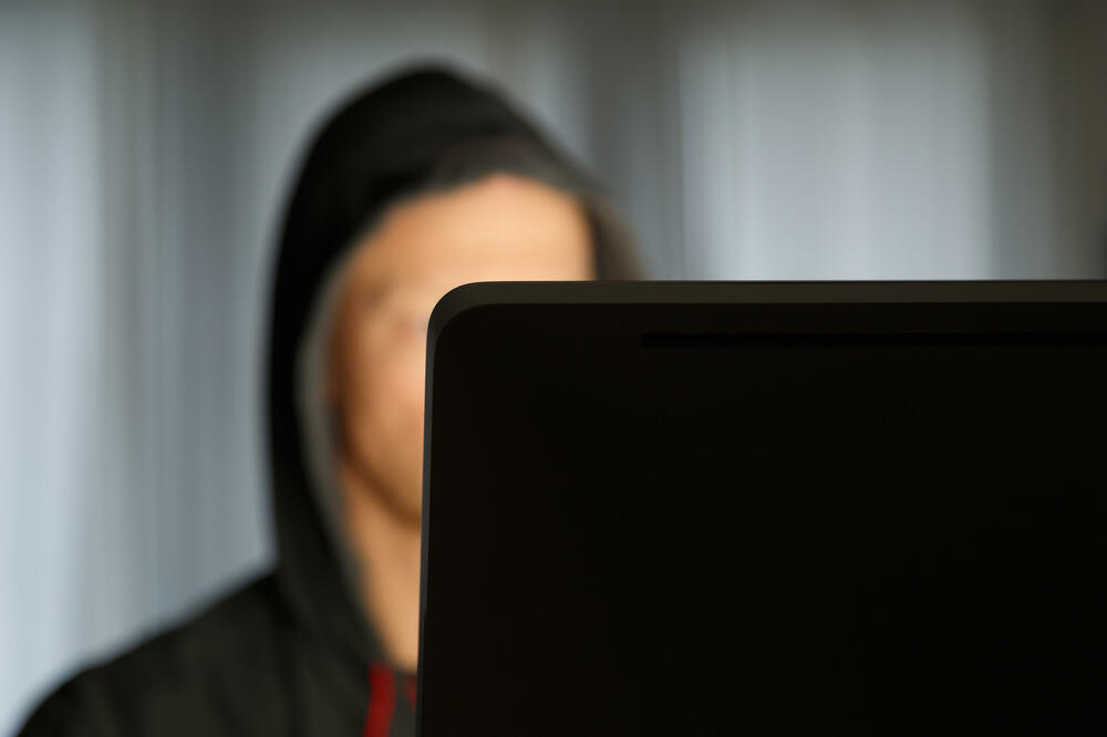 Razotkrivanje globalne "akademije silovanja": Muškarci podstiču jedni druge da drogiraju i napastvuju žene