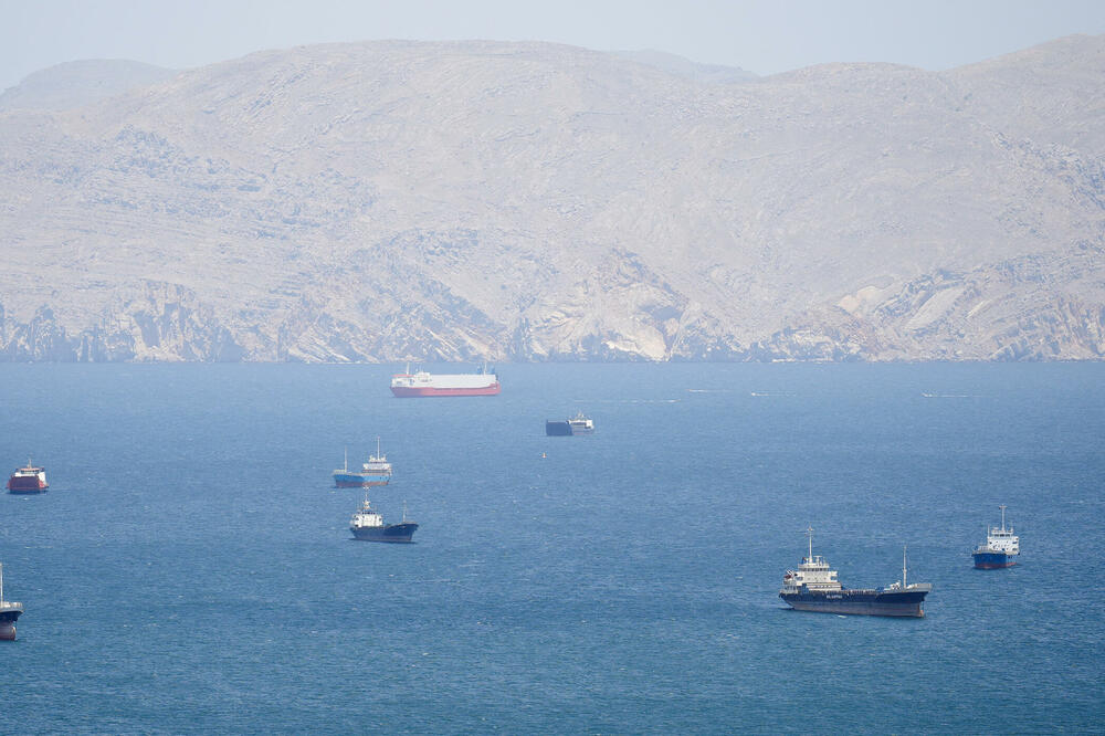 Rojters: Jahta sankcionisanog ruskog milijardera prošla kroz blokirani moreuz Hormuški moreuz