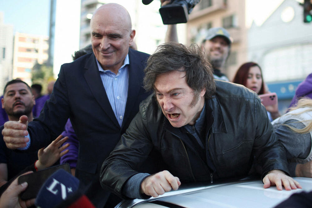 Rojters: Obezbjeđenje izvelo predsjednika Argentine sa događaja, demonstranti bacali kamenje na njegov automobil