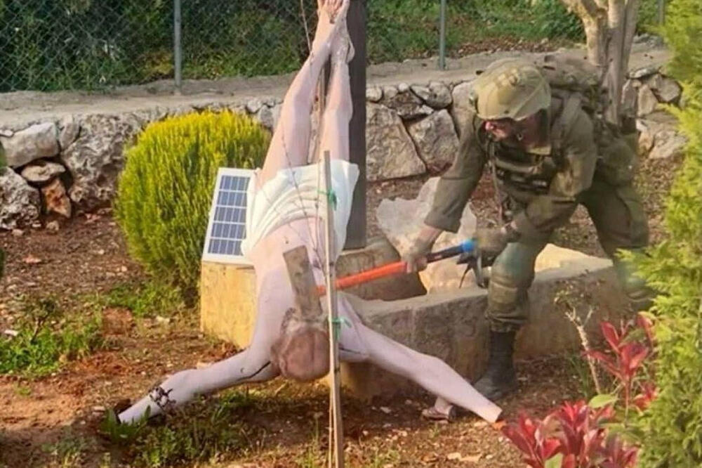 Rojters objavio fotografiju: Izraelski vojnik oštećuje statuu Isusa u Libanu