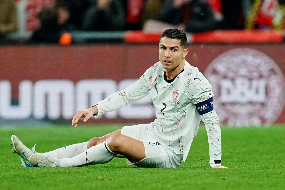 Ronaldo novinarima: Gledajte me u oči kad vam odgovaram na pitanja, a ne u laptop