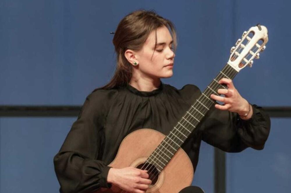 Sa gitarom od Kolašina do Salcburga: Nađa Grdinić niže uspjehe, razvija umjetnički izraz i ne razdvaja muziku i život