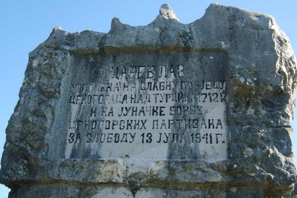 Sa spomenika na Carevom lazu ukradena državna i zastava Prijestonice