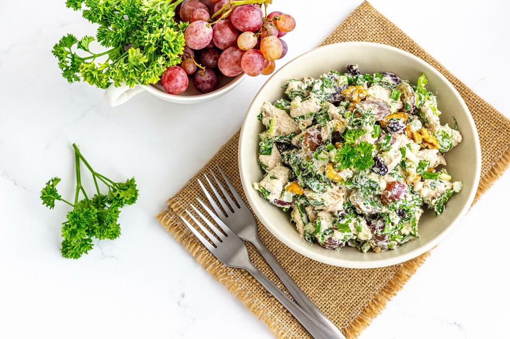 Salata sa grožđem, piletinom i orasima