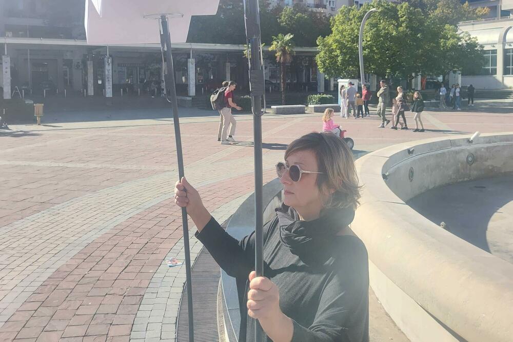 Sama pod nadstrešnicom