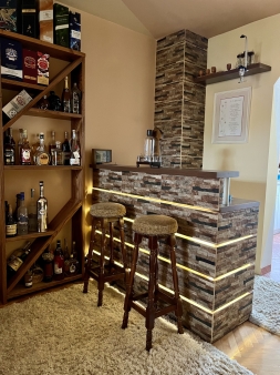Šank i dvije stolice