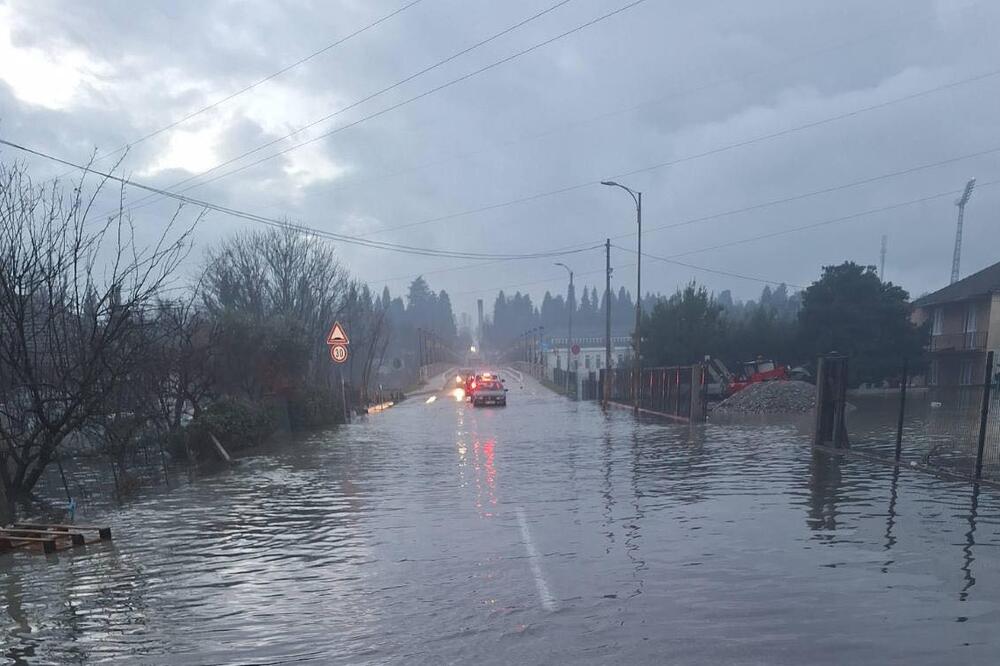 Saobraćaj preko rijeke Zete trenutno otvoren samo preko mosta u Spužu