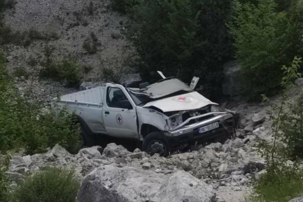 Saobraćajna nezgoda na putu Nikšić-Žabljak: Vozilo sletjelo u provaliju, jedna osoba teže povrijeđena