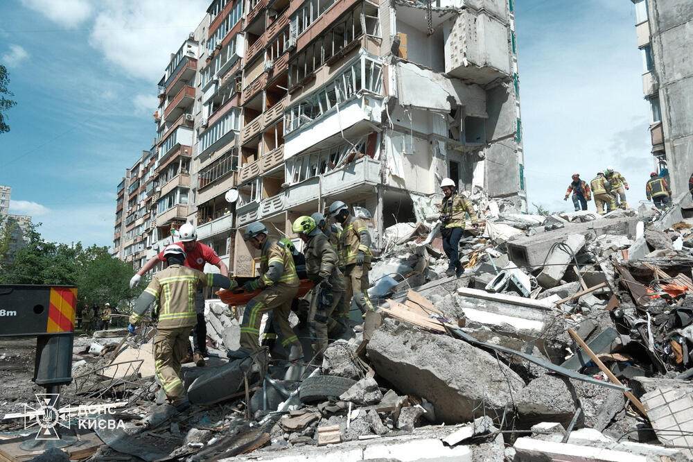 Sedmoro poginulih u ruskom napadu na Kijev, 20 ljudi nestalo