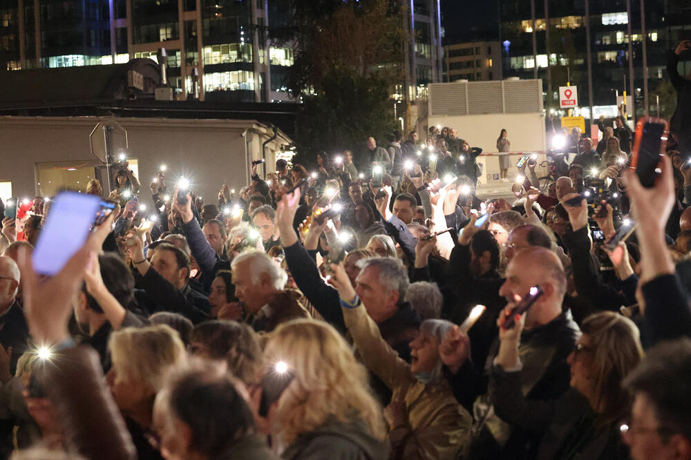 Skup podrške N1 u Beogradu: Građani i novinari se okupili ispred zgrade televizije