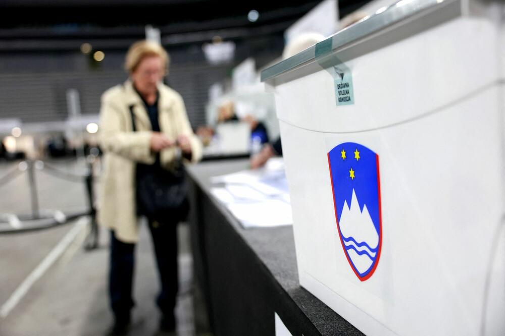 Slovenija na prekretnici: Golobova evolucija ili Janšina revolucija?