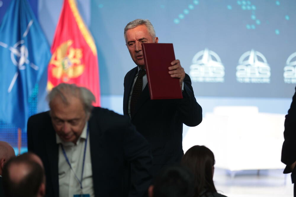 Služba, snajka, služba: Đukanović za najveće afere iz vremena svoje vlasti krivi Srbiju, Rusiju, EU...