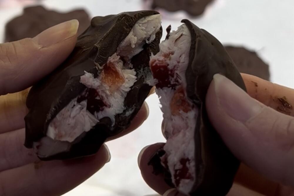 Smrznute jagode sa grčkim jogurtom i čokoladom