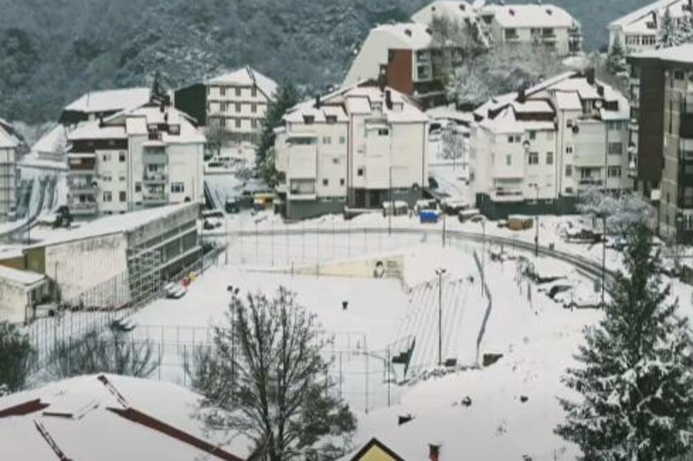 Snijeg zabijelio sjever Crne Gore: Djeca uživaju u igri u Plužinama, na Žabljaku 14 centimetara