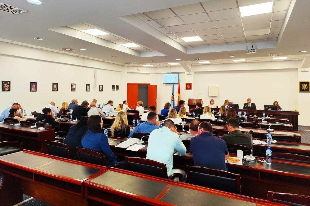 SO Tivat usvojila izvještaj gradonačelnika o radu lokalne uprave u 2025. godini, opozicija oštro udarila po Komnenoviću