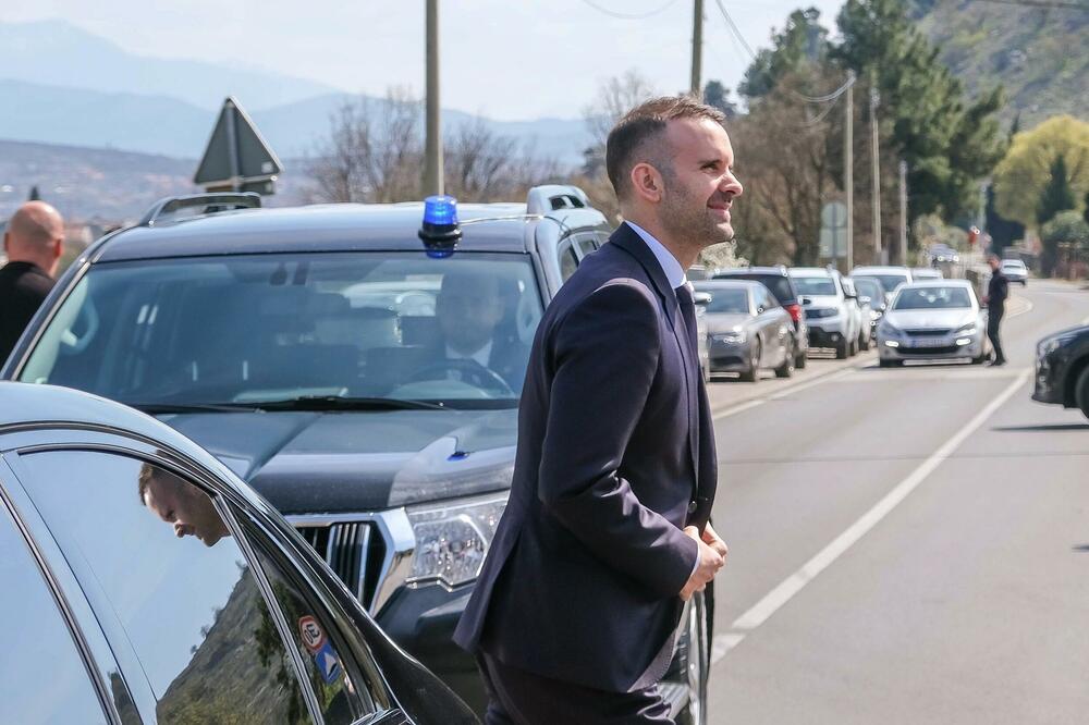 Spajić prodao "mercedes", još pola Vlade bez auta