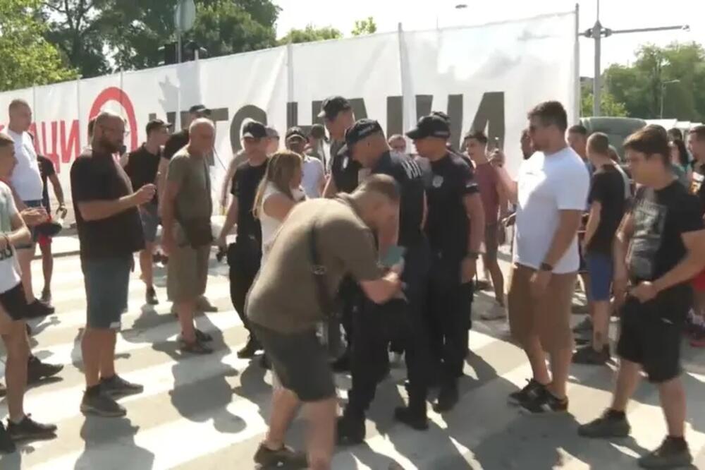 Srbija: Dvije poslanice napadnute u Beogradu dok su uklanjanjale transparent sa kukastim krstom