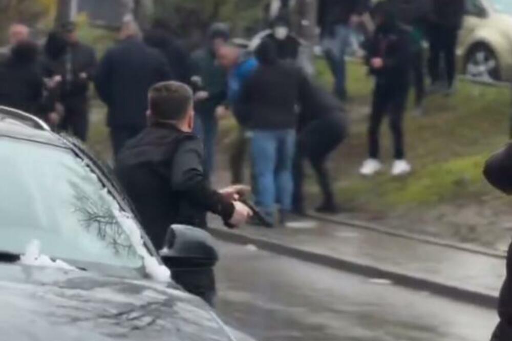 Srbija: Muškarac sa pištoljem u ruci prišao grupi koja je napala građane i novinara u Bajinoj Bašti