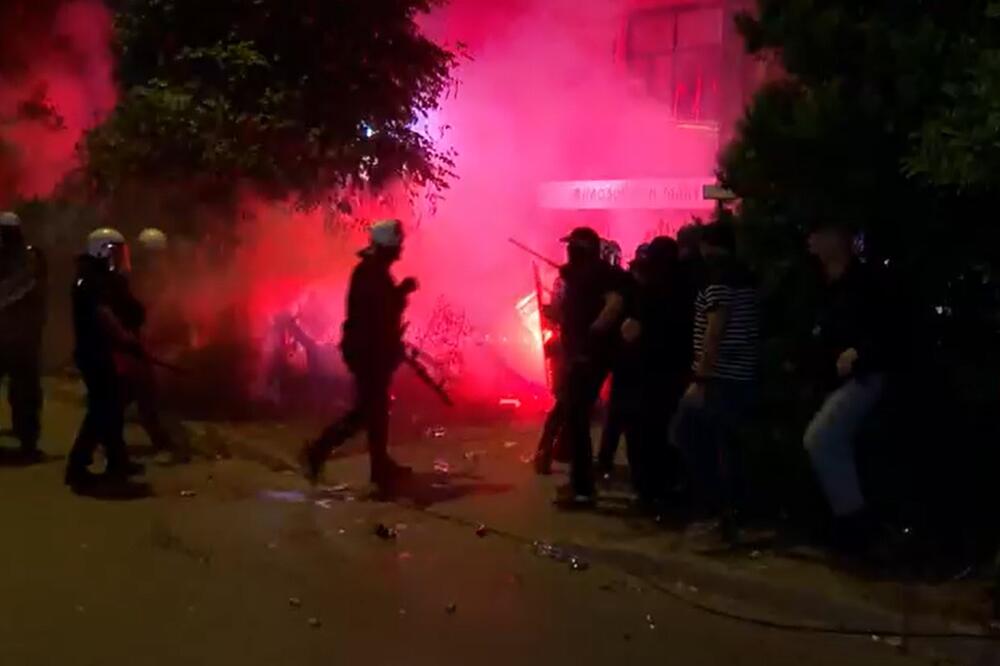 Srbija: Policija bacala šok bombe, topovske udare, biber sprej, suzavac na građane koji su mirno stajali