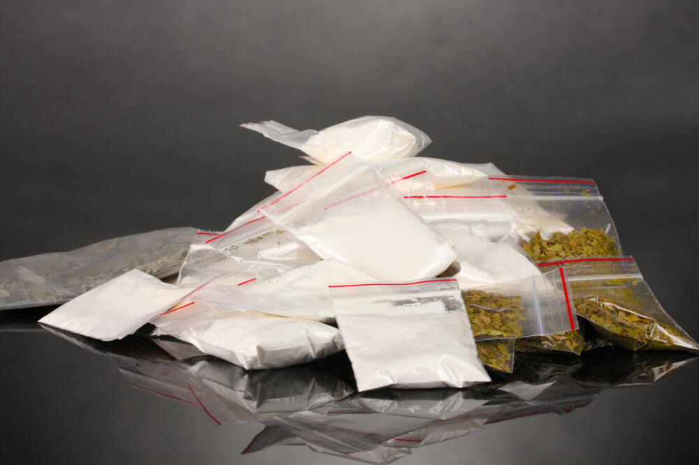 Srbija: U akciji MUP i BIA zaplijenjeno oko 12 kilograma droge i arsenal oružja, uhapšene tri osobe