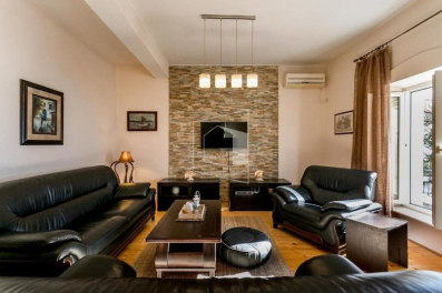 Stan se nalazi na prvom spratu privatnog stambenog objekta u Njegoševoj ulici. 