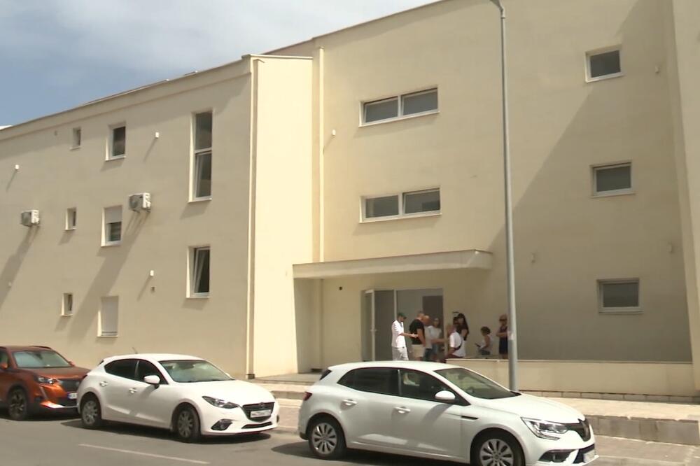 Stanari tri zgrade na Topliškom putu u Budvi već šesti dan bez struje i vode
