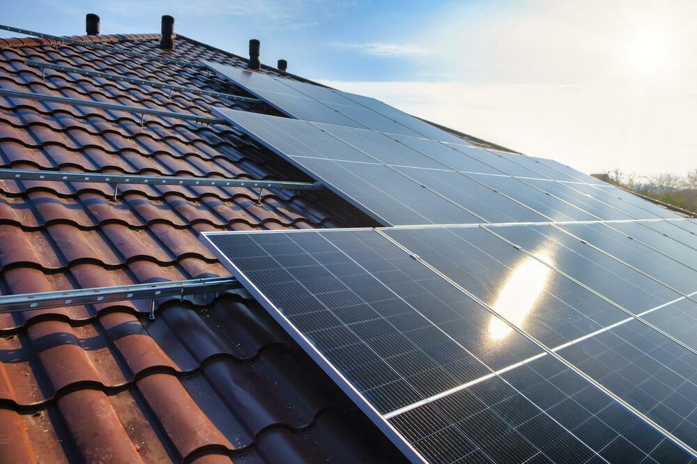 Stižu paneli, više posla i novca za "Solar gradnju"
