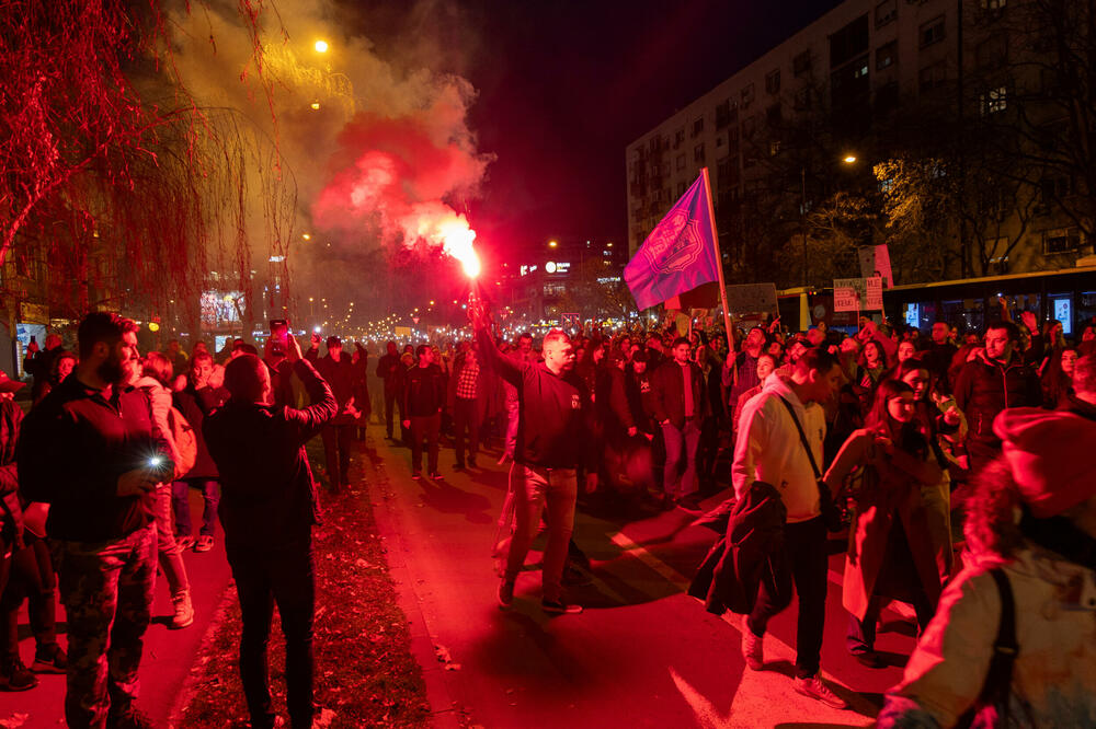 Studenti u Beogradu okupljanjem ispred Rektorata pružili podršku pretučenim novosadskim kolegama