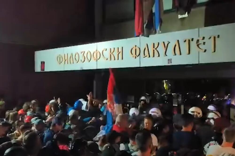 Sukob demonstranata i policije ispred Filozofskog fakulteta u Novom Sadu