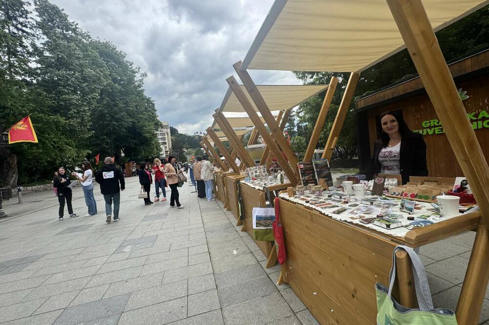 Suveniri i priganice u fokusu na bazaru "Čuvari tradicije" u Bijelom Polju