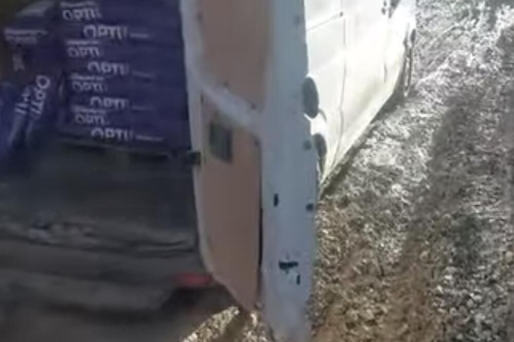 Teško za farmu, a još teže za djecu: Put u mjestu Bogaz kod Bijelog Polja u katastrofalnom stanju