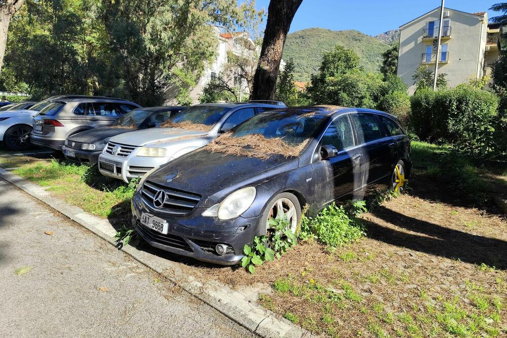 Tivat: Parking pretvoren u auto-otpad