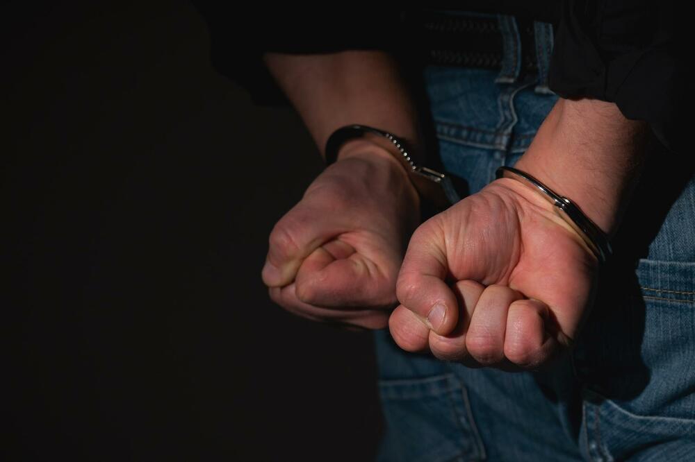 Tivat: Uhapšena osumnjičena za zloupotrebu položaja u privrednom poslovanju