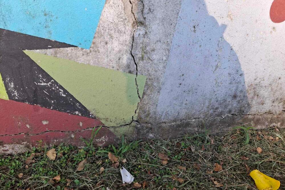 Tlo i ograda pucaju, nadležni ne žure: Nastavljena gradnja stambenog objekta duž parcele Centra "Ljubović"